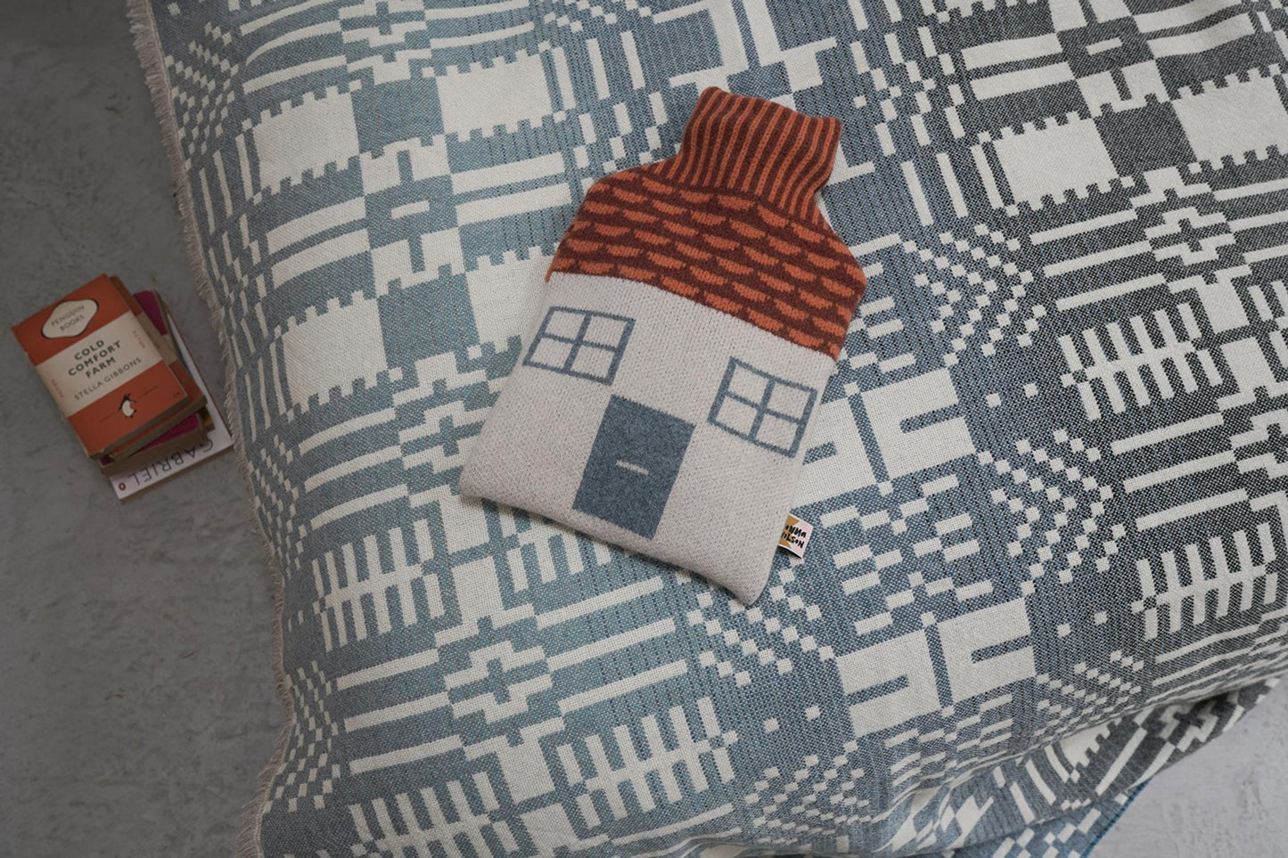 House Hot Water Bottle | Donna Wilson | Wärmflasche mit Lammwollbezug