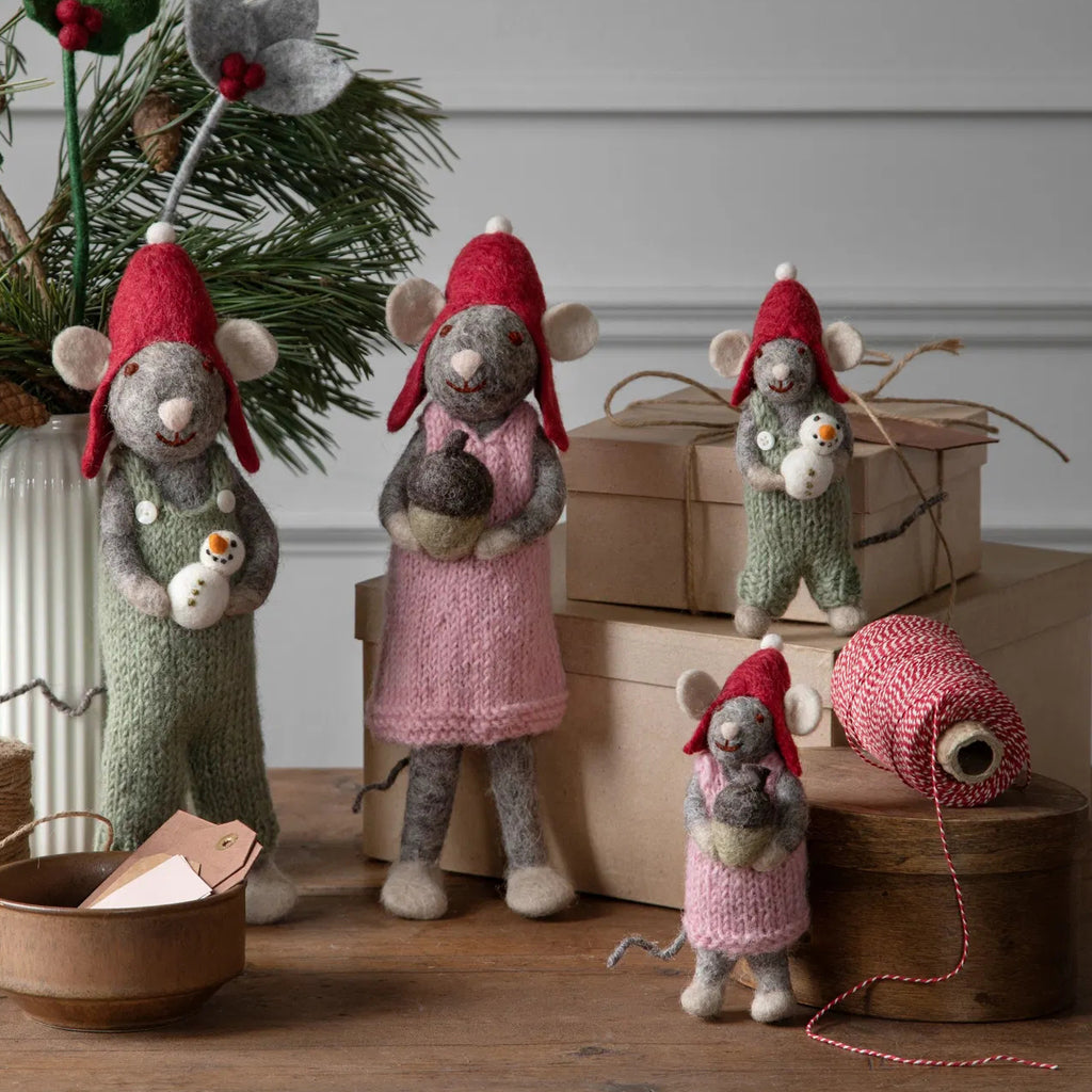 Big Grey Girly Mouse with Acorn | Gry & Sif | Filzfigur