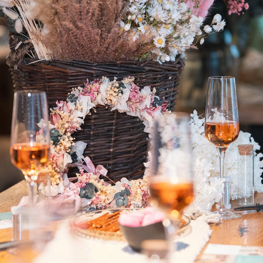 Liebesglück in voller Blüte | Feder&Konfetti | Haarkranz binden zum JGA