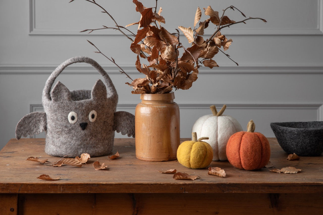 Herbstliche Filz-Dekoration auf dem Tisch