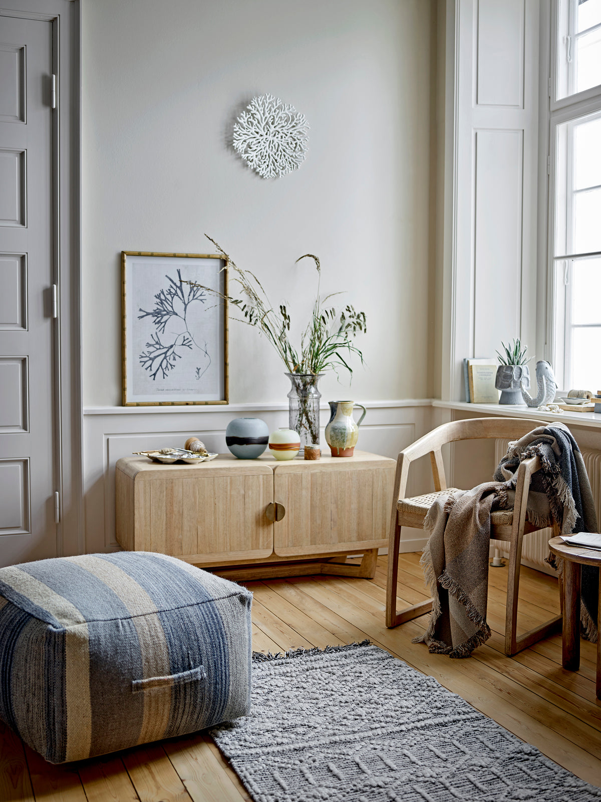 Sideboard mit Dekoschale, Vase und Bilderrahmen als Beispiel für Wohnzimmer Einrichtungstipps
