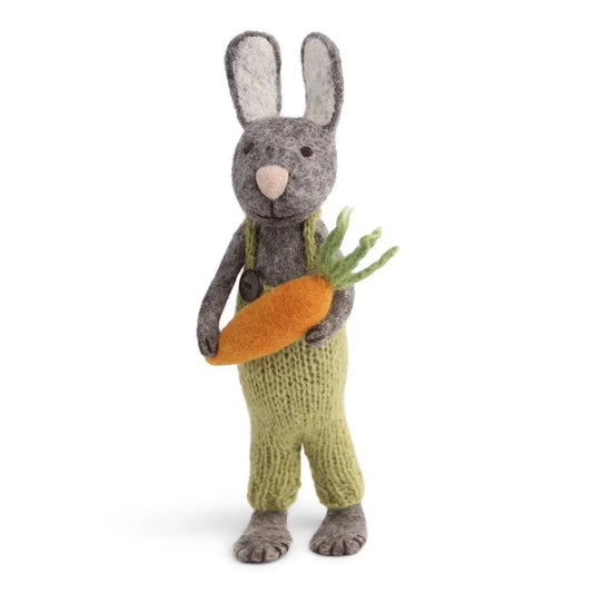 Deko BUNNY WITH GREEN PANTS AND CARROT Én Gry & Sif