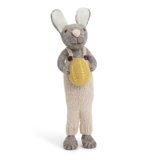 Figur BIG GREY BUNNY WITH LIGHT GREY PANTS AND YELLOW EGG Én Gry & Sif