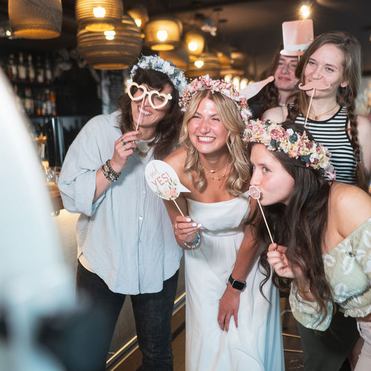 Liebesglück in voller Blüte | Feder&Konfetti | Haarkranz binden zum JGA