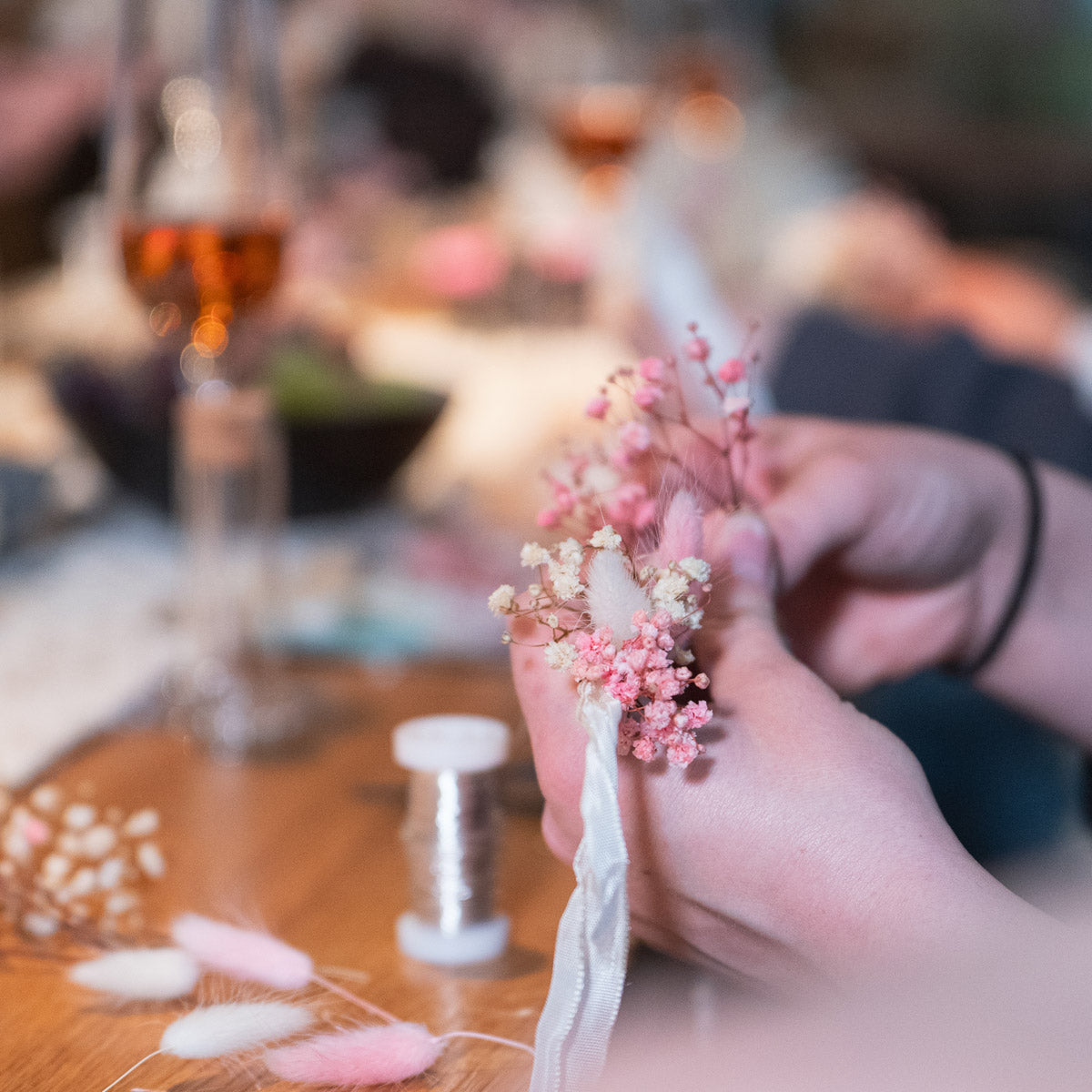 Liebesglück in voller Blüte – Haarkranz binden zum JGA