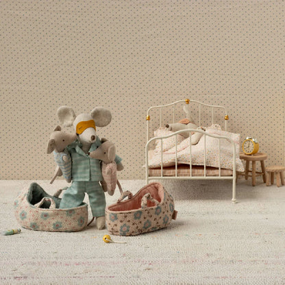 Maileg Mäuse | Babymaus in der Babytrage | Rose