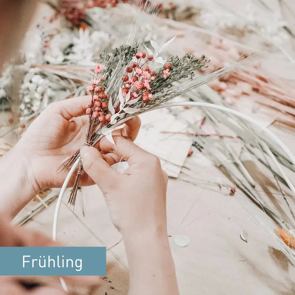 'ne runde Sache – Dein DIY-Loop mit floralen Details in Oberwiesenthal Feder&Konfetti