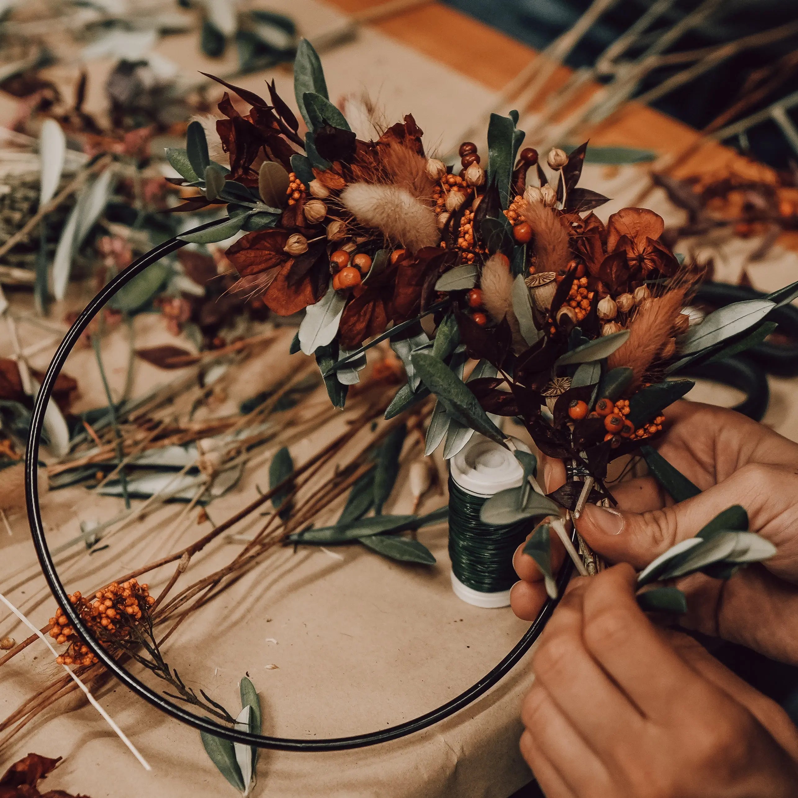 Weihnachten perfekt abgerundet - Kreiere Deinen Weihnachtsloop aus Trockenblumen - Feder&Konfetti Store