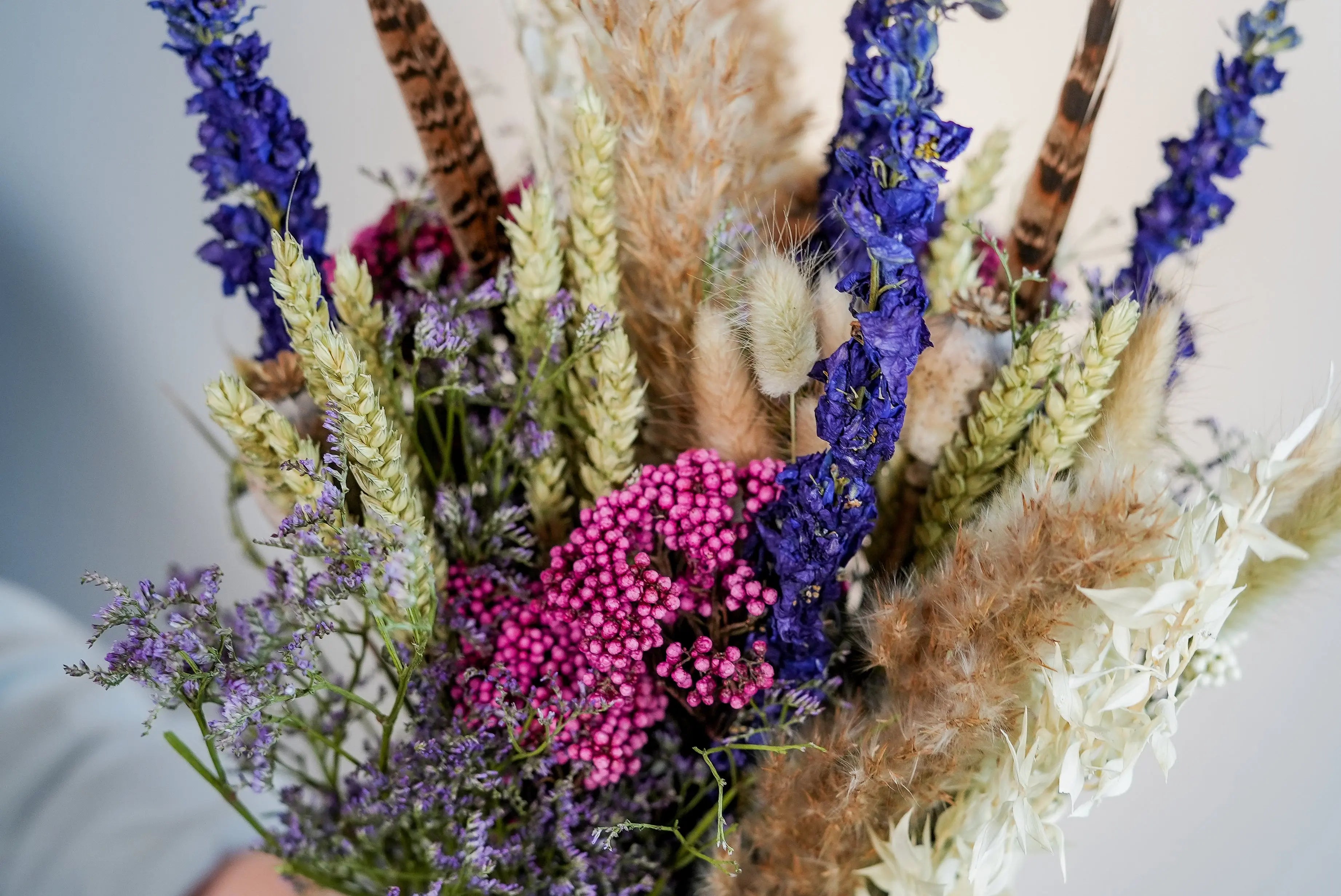 Trockenblumenstrauß NAIKE aus Hafer, Lavendel, Phalaris in verschiedenen Farben, Lagurus, Delphinium, Rice Flowers, Mohn und eine Feder
