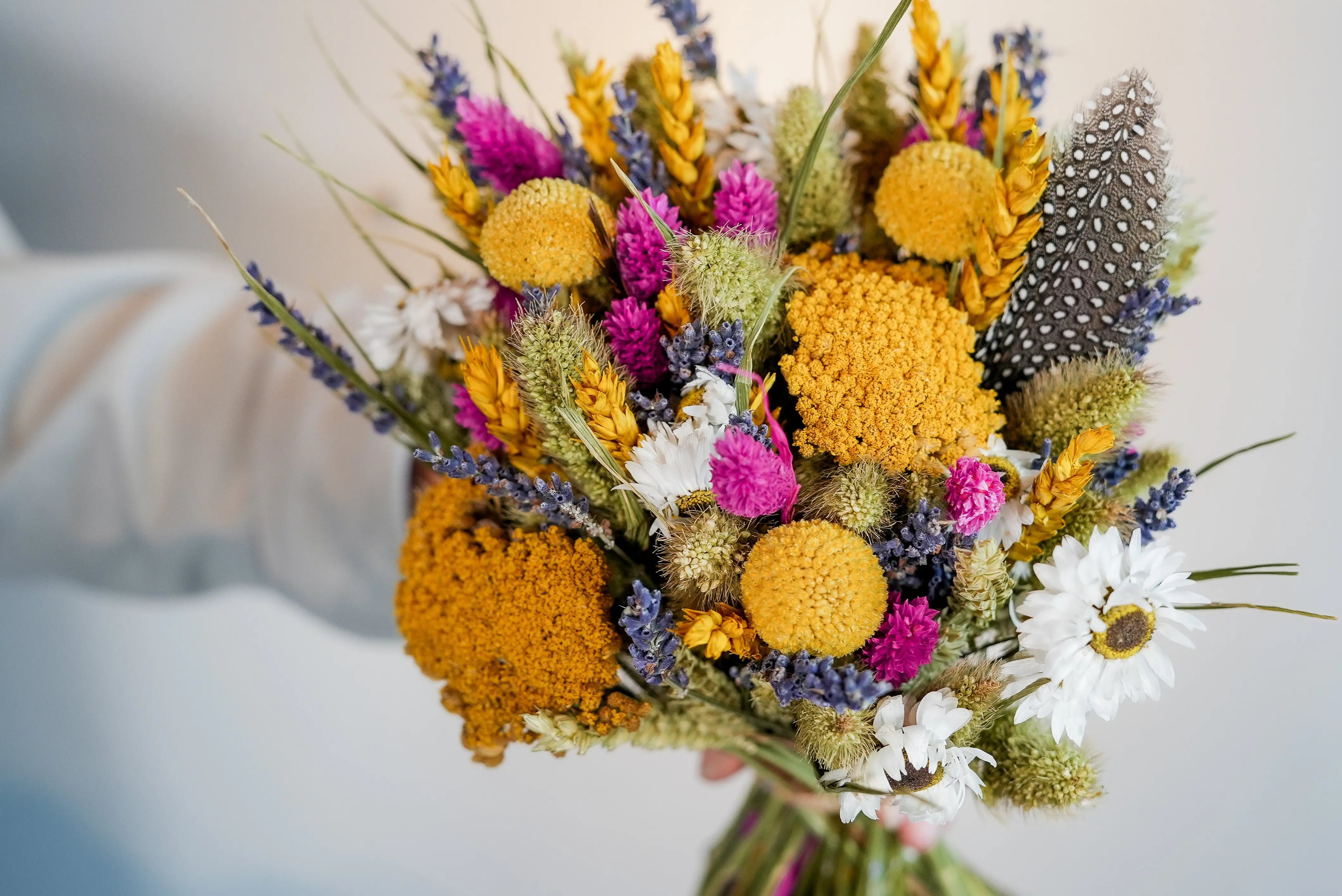 Hand gebundenen Trockenblumenstrauß besticht mit Gelb-, Brombeer- Violett- und Naturtönen 