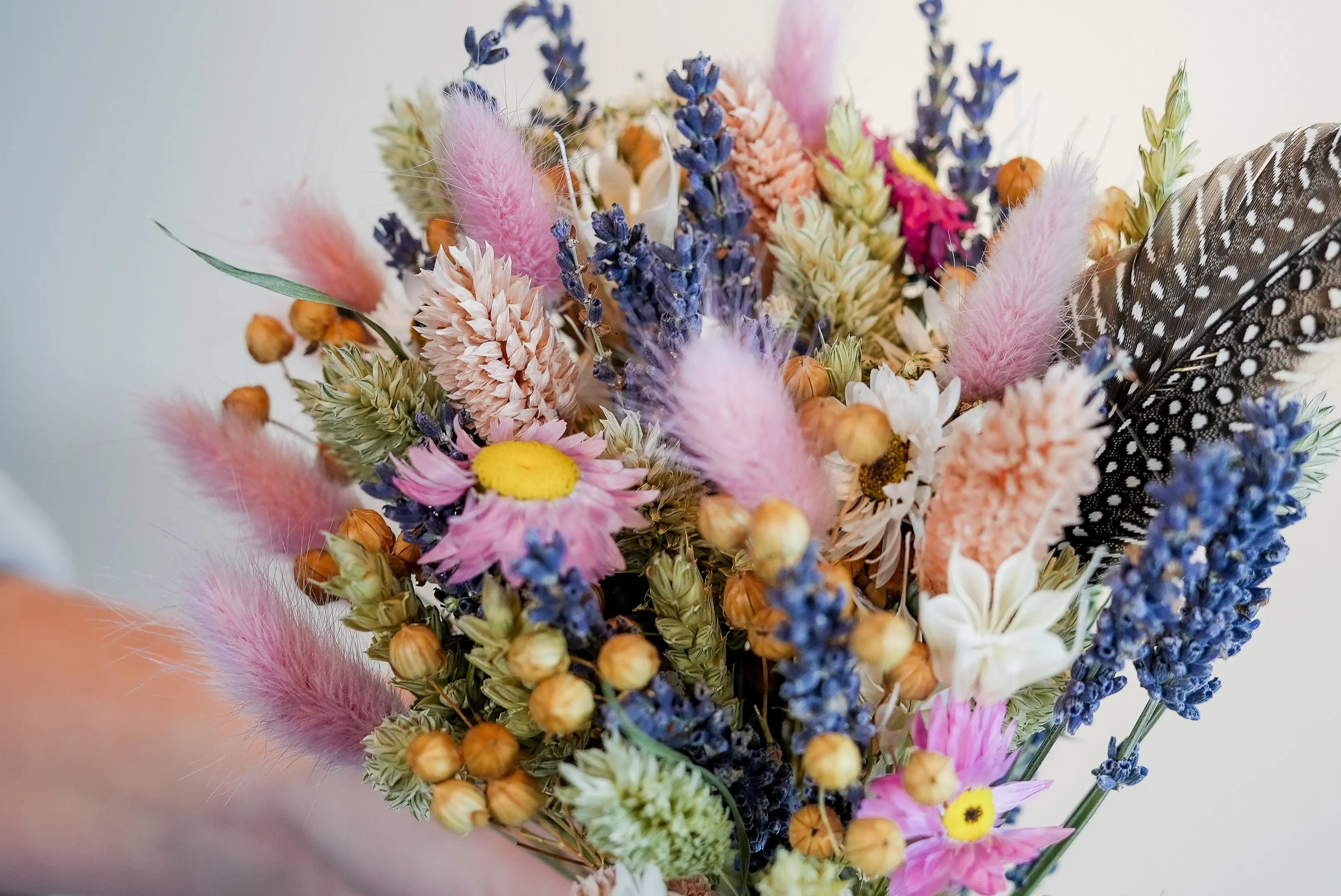 Trockenblumenstrauß little NAYELI aus Hafer, Lavendel, Phalaris in verschiedenen Farben, Lagurus, Lino Gras und eine Feder. 